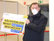 Oberbürgermeister Tim Kurzbach präsentierte jetzt die Kampagne „Nächstenliebe heisst beschützen“. (Foto: © Bastian Glumm)