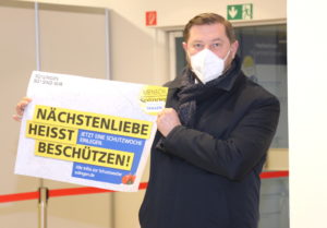 Oberbürgermeister Tim Kurzbach präsentierte am Montag die Kampagne „Nächstenliebe heisst beschützen“. (Foto: © Bastian Glumm)