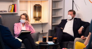 NRW-Ministerin Ina Scharrenbach (CDU) besuchte jetzt den Coworking-Space an der Linkgasse und überreichte Oberbürgermeister Tim Kurzbach einen Förderbescheid über 3,9 Millionen Euro. (Foto: © Daniel Rüsseler)