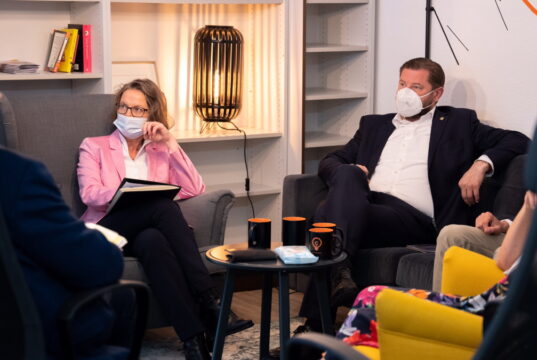 NRW-Ministerin Ina Scharrenbach (CDU) besuchte jetzt den Coworking-Space an der Linkgasse und überreichte Oberbürgermeister Tim Kurzbach einen Förderbescheid über 3,9 Millionen Euro. (Foto: © Daniel Rüsseler)