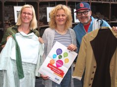 Bieten an den letzten beiden Tagen der Sommerferien im Industriemuseum ein kunterbuntes Ferien-Finale: v.li. Nicole Scheda vom LVR-Industriemuseum, Patricia Stute, verantwortlich bei der Jugendförderung für das Kulturrucksack-Projekt, und Jens Stuhldreier vom Spielmobil. (Foto: © B. Glumm)