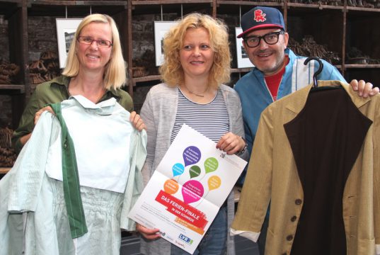 Bieten an den letzten beiden Tagen der Sommerferien im Industriemuseum ein kunterbuntes Ferien-Finale: v.li. Nicole Scheda vom LVR-Industriemuseum, Patricia Stute, verantwortlich bei der Jugendförderung für das Kulturrucksack-Projekt, und Jens Stuhldreier vom Spielmobil. (Foto: © B. Glumm)
