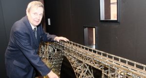 Bruno Görg aus Königswinter mit seinem Schmuckstück, das derzeit im Industriemuseum ausgestellt ist. Zwei Jahre arbeitete der Mathematiker an dem Modell der Müngstener Brücke. (Foto: © B. Glumm)