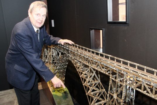 Bruno Görg aus Königswinter mit seinem Schmuckstück, das derzeit im Industriemuseum ausgestellt ist. Zwei Jahre arbeitete der Mathematiker an dem Modell der Müngstener Brücke. (Foto: © B. Glumm)