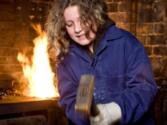 Am Mittwoch, 26. Juli, haben junge Besucher wieder die Gelegenheit, an der Esse des LVR-Industriemuseum das Schmieden auszuprobieren. (Foto: © LVR-Industriemuseum)