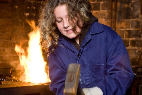 Am Mittwoch, 26. Juli, haben junge Besucher wieder die Gelegenheit, an der Esse des LVR-Industriemuseum das Schmieden auszuprobieren. (Foto: © LVR-Industriemuseum)
