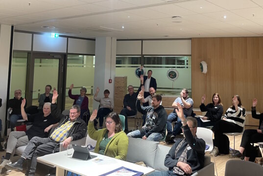 Die Initiative „Zuhause Leben“ in Solingen fördert ein selbstbestimmtes Leben älterer Menschen in vertrauter Umgebung. Jetzt fand die Mitgliedervollversammlung des Vereins statt. (Foto: © Simon Bluhm)