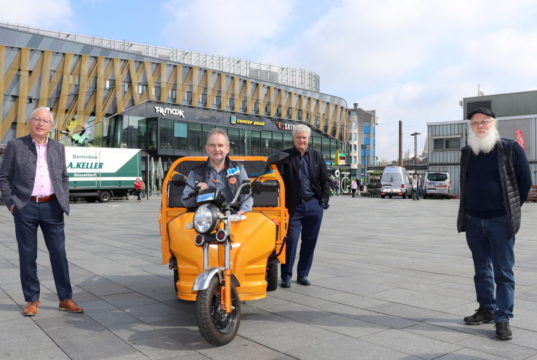 Bedauern sehr, Solinger Großveranstaltungen absagen zu müssen: v.li. Detlef Ammann (WIR), Falk Dornseifer (Brauchtumsverein) mit Waldemar Gluch und Phlipp Müller (beide Initiativkreis Solingen). (Foto: © Bastian Glumm)