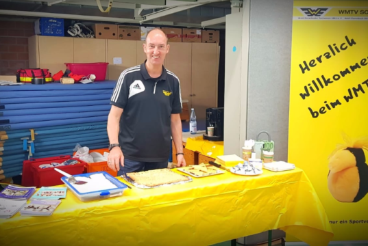 Am Samstag fand in der Sporthalle Rosenkamp ein Inklusionstag statt. Organisiert wurde dieser vom Sanitätshaus Köppchen und vom WMTV. Andreas Lukosch am Stand des Walder Sportvereins. (Foto: © Sanitätshaus Köppchen)