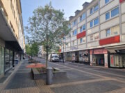 Vor allem die untere Hauptstraße ist von Leerstand geprägt. Entsprechen schwach frequentiert ist die Fußgängerzone in diesem Bereich. (Foto: © Bastian Glumm)