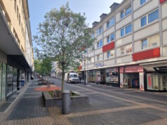 Vor allem die untere Hauptstraße ist von Leerstand geprägt. Entsprechen schwach frequentiert ist die Fußgängerzone in diesem Bereich. (Foto: © Bastian Glumm)