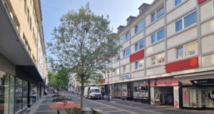 Vor allem die untere Hauptstraße ist von Leerstand geprägt. Entsprechen schwach frequentiert ist die Fußgängerzone in diesem Bereich. (Foto: © Bastian Glumm)