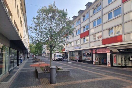 Vor allem die untere Hauptstraße ist von Leerstand geprägt. Entsprechen schwach frequentiert ist die Fußgängerzone in diesem Bereich. (Foto: © Bastian Glumm)