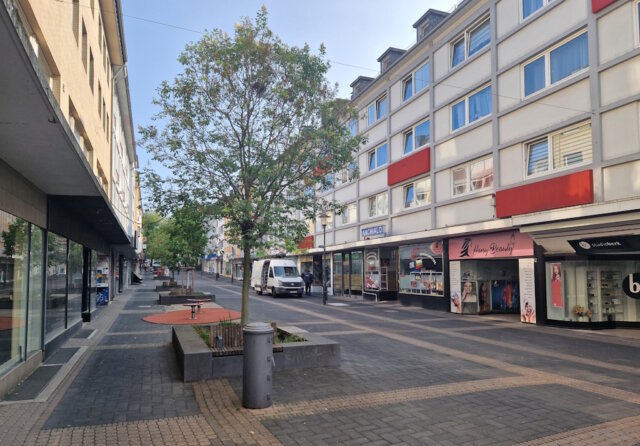 Vor allem die untere Hauptstraße ist von Leerstand geprägt. Entsprechen schwach frequentiert ist die Fußgängerzone in diesem Bereich. (Foto: © Bastian Glumm)