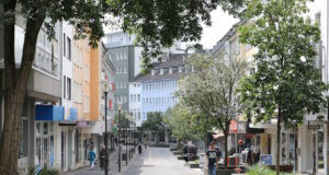 Die Hauptstraße in der Solinger Innenstadt war lange eine zentrale Einkaufsstraße. Heute prägen Leerstände das Bild entlang der Fußgängerzone. (Foto: © Bastian Glumm)