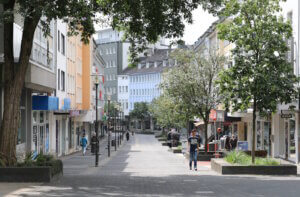 Die Hauptstraße in der Solinger Innenstadt war lange eine zentrale Einkaufsstraße. Heute prägen Leerstände das Bild entlang der Fußgängerzone. (Foto: © Bastian Glumm)