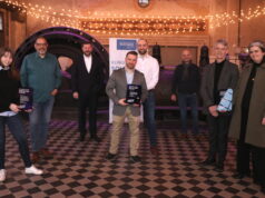 In der Alten Maschinenhalle wurde jetzt der Innovationsaward der Metropolregion Rheinland verliehen: v.li. Laura-Sophie Voß und Roland Voß (sportsforcharity), Oberbürgermeister Tim Kurzbach, Julian Böhm und Dr. Philipp Naumann (Imbre GbR), Frank Balkenhol (Geschäftsführer Wirtschaftsförderung), Daniel Klages und Jule Dinnebier (Dinnebier Licht GmbH). (Foto: © Bastian Glumm)