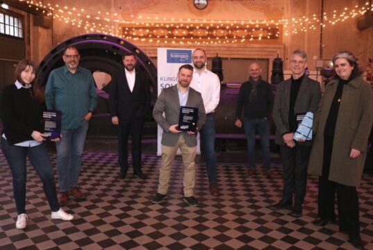 In der Alten Maschinenhalle wurde jetzt der Innovationsaward der Metropolregion Rheinland verliehen: v.li. Laura-Sophie Voß und Roland Voß (sportsforcharity), Oberbürgermeister Tim Kurzbach, Julian Böhm und Dr. Philipp Naumann (Imbre GbR), Frank Balkenhol (Geschäftsführer Wirtschaftsförderung), Daniel Klages und Jule Dinnebier (Dinnebier Licht GmbH). (Foto: © Bastian Glumm)