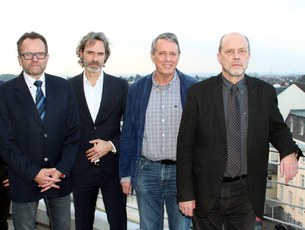 Nehmen die Arbeit der Ohligser ISG auf: v.li. Jörg Bergmann, Dr. Thorsten Meis und Dr. Teut-Achim Rust vom Verein ISG Solingen sowie Stadtdirektor Hartmut Hoferichter. (Archivfoto: © B. Glumm)