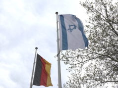 Am Mittwoch wurde vor dem Rathaus die israelische Landesfahne gehisst. Diese wurde in der Nacht zu Donnerstag von Unbekannten verbrannt. (Foto: © Bastian Glumm)