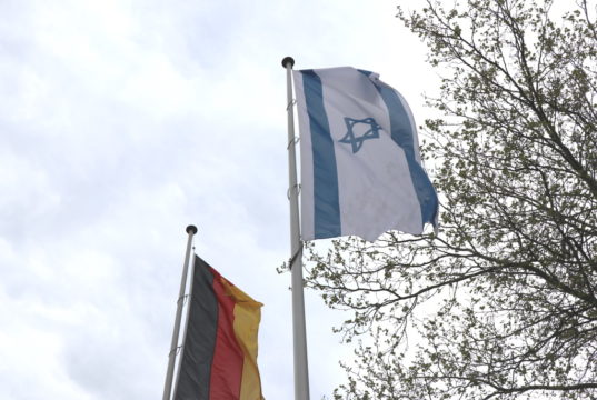 Am Mittwoch wurde vor dem Rathaus die israelische Landesfahne gehisst. Diese wurde in der Nacht zu Donnerstag von Unbekannten verbrannt. (Foto: © Bastian Glumm)