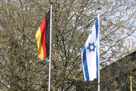 Die in der Nacht zu Donnerstag vor dem Rathaus von unbekannten Personen verbrannte Landesfahne Israels wurde am Freitag ersetzt. Auf einer Kundgebung gegen Antisemitismus versammelten sich rund 70 Personen. (Foto: © Bastian Glumm)