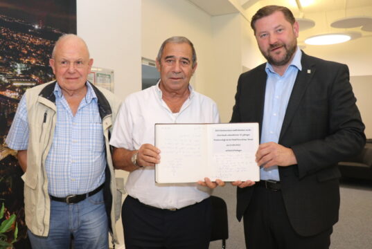 Oberbürgermeister Tim Kurzbach (re.) begrüßte am Dienstag Gäste aus Israel um Shmuel Boxer (mi.), Bürgermeister von Solingens israelischer Partnerstadt Ness Ziona, und Dr. Rafael Schnitzer (li.). (Foto: © Bastian Glumm)