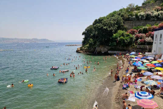 Erinnerungen an tolle Urlaube in Italien, wie hier am Strand in Kampanien ganz in der Nähe von Neapel: Der Verein Lebensherbst holt für alleinstehende Senioren das italienische Lebensgefühl in den Solinger Südpark. (Foto: © Bastian Glumm)