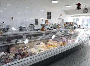 Im italienischen Supermarkt an der Linkgasse gibt es eine Frischetheke mit italienischen Wurst-, Fleisch- und Käsespezialitäten. Vieles davon wird regelmäßig auf direktem Wege aus Italien angeliefert. (Foto: © Bastian Glumm)
