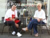 Diega und Ignazio Zito vor ihrem italienischen Supermarkt an der Linkgasse in der Solinger Innenstadt. Der kleine Supermarkt bietet jetzt auch einen Café-Bereich an. (Foto: © Bastian Glumm)