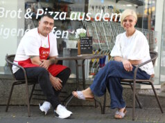 Diega und Ignazio Zito vor ihrem italienischen Supermarkt an der Linkgasse in der Solinger Innenstadt. Der kleine Supermarkt bietet jetzt auch einen Café-Bereich an. (Foto: © Bastian Glumm)