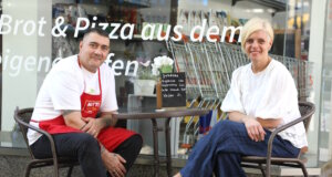 Diega und Ignazio Zito vor ihrem italienischen Supermarkt an der Linkgasse in der Solinger Innenstadt. Der kleine Supermarkt bietet jetzt auch einen Café-Bereich an. (Foto: © Bastian Glumm)