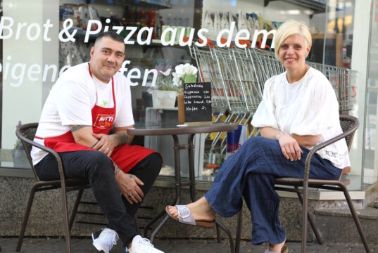 Diega und Ignazio Zito vor ihrem italienischen Supermarkt an der Linkgasse in der Solinger Innenstadt. Der kleine Supermarkt bietet jetzt auch einen Café-Bereich an. (Foto: © Bastian Glumm)