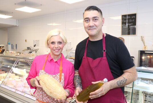 Diega und Ignazio Zito sind besonders stolz auf ihr sizilianisches Olivenöl. Aber auch frischgebackenes Brot gibt es im italienischen Supermarkt an der Linkgasse in der Solinger Innenstadt. (Foto: © Bastian Glumm)