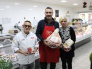 Gemeinsam für mehr italienisches Lebensgefühl in der schwieriegen Solinger Innenstadt: Pizzameister Tonino Pisano (li.) mit Diega und Ignazio Zito im italienischen Supermarkt an der Linkgasse. (Foto: © Bastian Glumm)