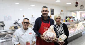 Gemeinsam für mehr italienisches Lebensgefühl in der schwieriegen Solinger Innenstadt: Pizzameister Tonino Pisano (li.) mit Diega und Ignazio Zito im italienischen Supermarkt an der Linkgasse. (Foto: © Bastian Glumm)