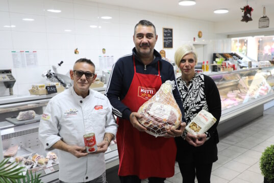 Gemeinsam für mehr italienisches Lebensgefühl in der schwieriegen Solinger Innenstadt: Pizzameister Tonino Pisano (li.) mit Diega und Ignazio Zito im italienischen Supermarkt an der Linkgasse. (Foto: © Bastian Glumm)