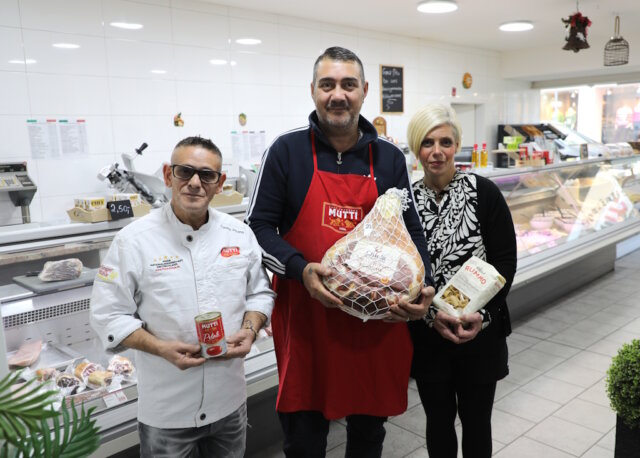 italienischer-supermarkt-zito-pisano-toni (1) Gemeinsam für mehr italienisches Lebensgefühl in der schwieriegen Solinger Innenstadt: Pizzameister Tonino Pisano (li.) mit Diega und Ignazio Zito im italienischen Supermarkt an der Linkgasse. (Foto: © Bastian Glumm)