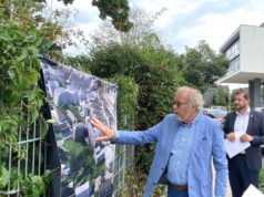 Oberbürgermeister Tim Kurzbach (re.) lässt sich die Pläne der item Industrietechnik GmbH im Hansa-Quartier erläutern. (Foto: © Wirtschaftsförderung Solingen)