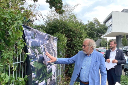 Oberbürgermeister Tim Kurzbach (re.) lässt sich die Pläne der item Industrietechnik GmbH im Hansa-Quartier erläutern. (Foto: © Wirtschaftsförderung Solingen)