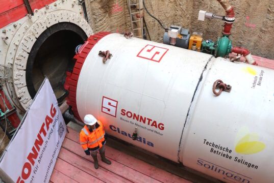 Die wuchtige Vortriebsmaschine "Claudia" frisst sich für den im Bau befindlichen Ittersammler durch die Erdmassen. (Foto: © Bastian Glumm)