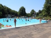 Das Freibad Ittertal geöffnet: Mitglieder des Spar- und Bauvereins Solingen schwimmen dank Kooperation mit Förderverein gratis. (Archivfoto: © Bastian Glumm)
