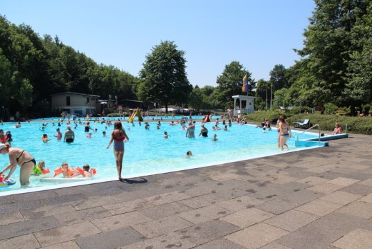 Das Freibad Ittertal geöffnet: Mitglieder des Spar- und Bauvereins Solingen schwimmen dank Kooperation mit Förderverein gratis. (Archivfoto: © Bastian Glumm)