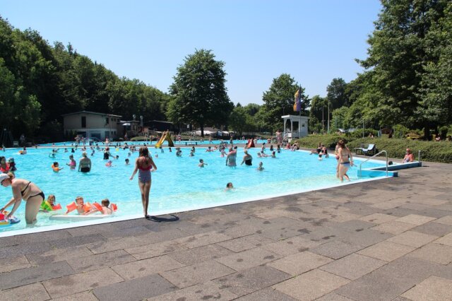 ittertal-freibad-freizeit Das Freibad Ittertal geöffnet: Mitglieder des Spar- und Bauvereins Solingen schwimmen dank Kooperation mit Förderverein gratis. (Archivfoto: © Bastian Glumm)