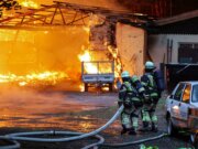 Großbrand in Solinger Märchenwald – Feuerwehr im Großeinsatz Die ehemalige Bayernhalle im historischen Freizeitpark „Märchenwald Ittertal“ ist am Sonntagabend komplett in Flammen aufgegangen. Auch das rund 120 Jahre alte historische Wasserkarussel wurde bei dem Brand zerstört. (Foto: © Tim Oelbermann)
