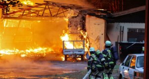 Großbrand in Solinger Märchenwald – Feuerwehr im Großeinsatz Die ehemalige Bayernhalle im historischen Freizeitpark „Märchenwald Ittertal“ ist am Sonntagabend komplett in Flammen aufgegangen. Auch das rund 120 Jahre alte historische Wasserkarussel wurde bei dem Brand zerstört. (Foto: © Tim Oelbermann)