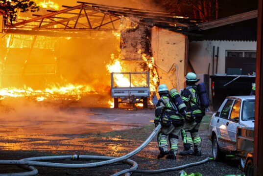 Großbrand in Solinger Märchenwald – Feuerwehr im Großeinsatz Die ehemalige Bayernhalle im historischen Freizeitpark „Märchenwald Ittertal“ ist am Sonntagabend komplett in Flammen aufgegangen. Auch das rund 120 Jahre alte historische Wasserkarussel wurde bei dem Brand zerstört. (Foto: © Tim Oelbermann)