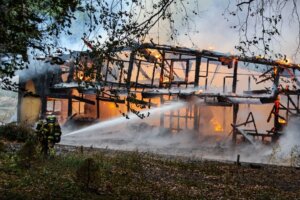 Rund 100 Feuerwehrleute kämpften stundenlang gegen die Flammen. (Foto: © Tim Oelbermann)