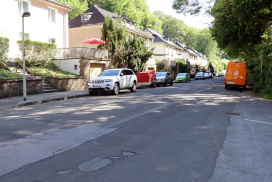 Ab kommenden Montag erhält die Ittertalstraße zwischen Lindersberg und Haus Nummer 65 eine neue Straßendecke. (Foto: © Bastian Glumm)