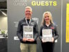 Freuen sich über die Auszeichnung auf der Messe „IWA OutdoorClassics“ in Nürnberg: Frank Rommel (Otter) und Giselheid Herder-Scholz (Herder Windmühlenmesser). (Foto: © Dr. Sixt Wetzler)